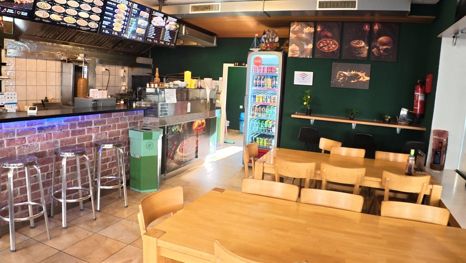 Gastraum des Orange Bistro mit Bar, Theke und Menüboards
