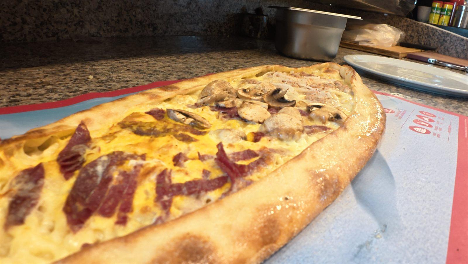 Frisch gebackene Pide mit Sucuk, Pilzen und Käse