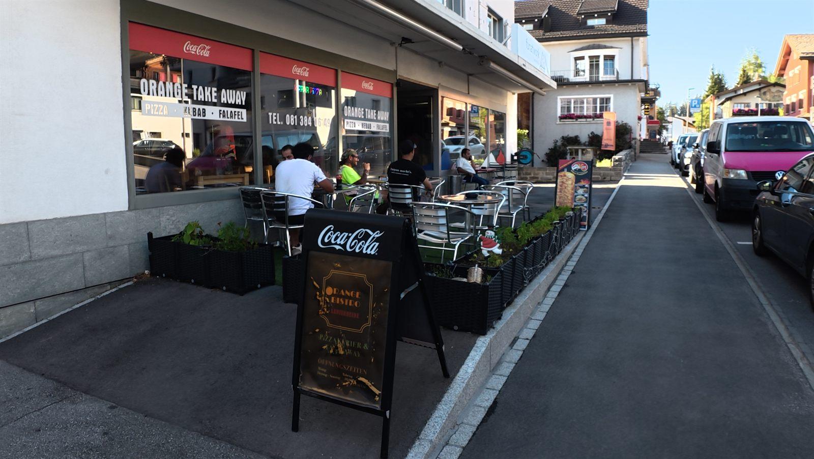 Aussenansicht des Orange Bistro mit Terrasse an der Voa Principala 23