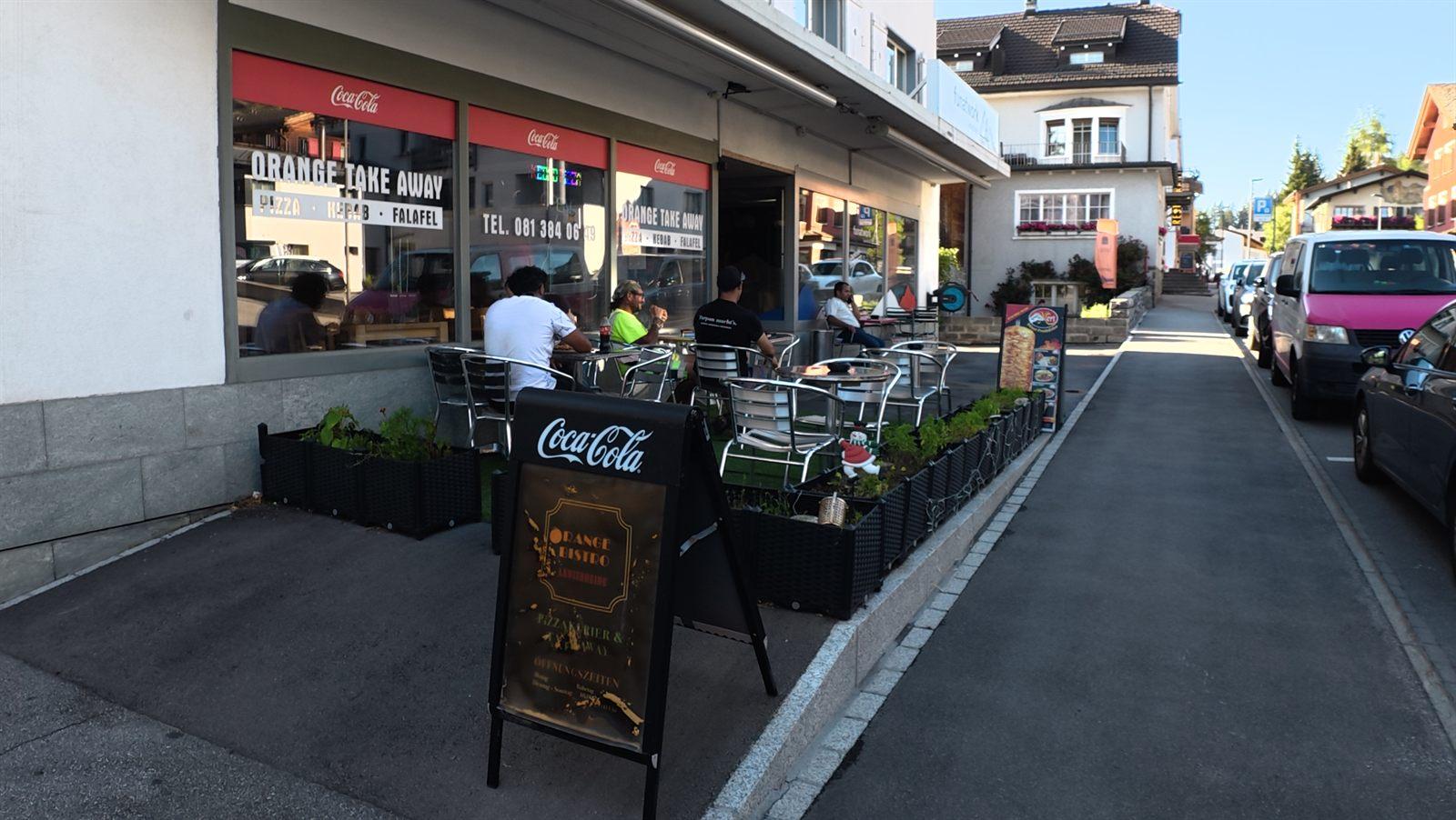 Terrasse des Orange Bistro an der Durchgangsstrasse in Lenzerheide