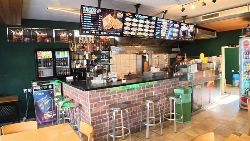 Theke des Orange Bistro mit den Menüboards für Tacos, Pizza und Kebab