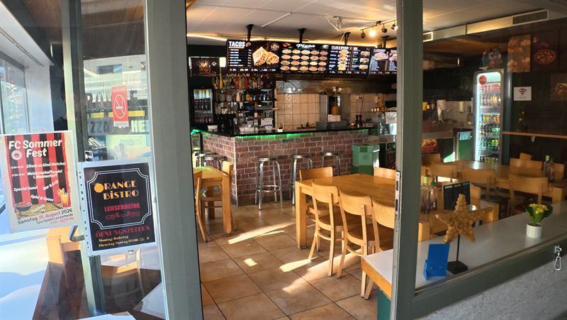 Eingang des Orange Bistro mit Blick in den Gastraum
