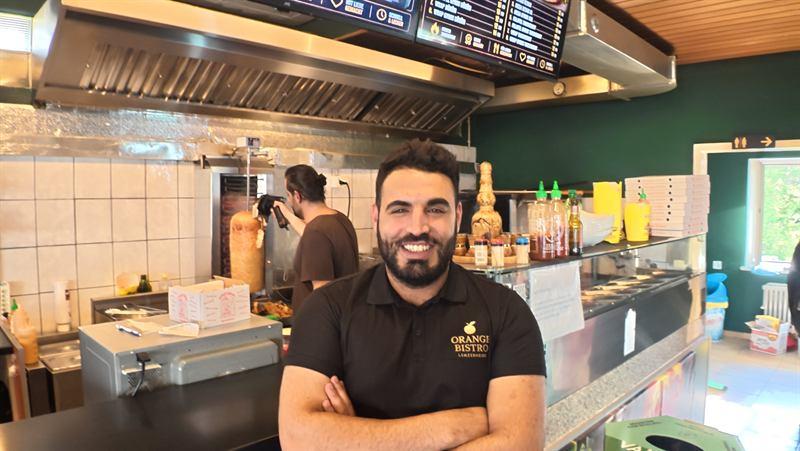 Der Inhaber an der Salatstation, dahinter der Drehspiess