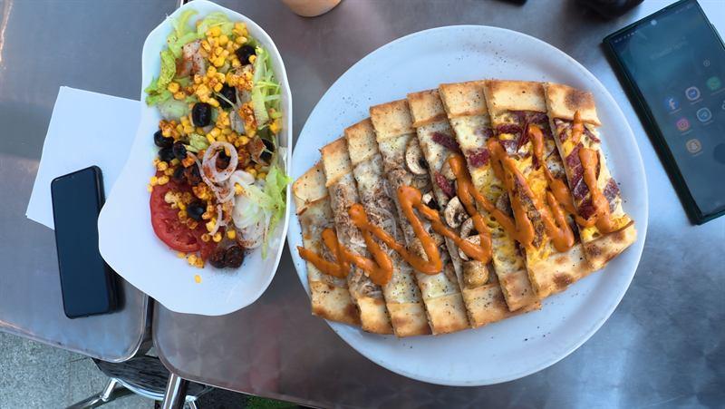 Pide mit Sauce und gemischtem Salat
