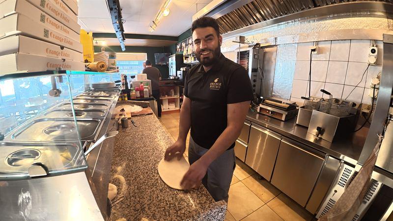 Frisch ausgezogener Pizzateig in der Küche