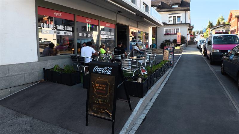Aussenansicht des Orange Bistro mit Terrasse an der Voa Principala 23